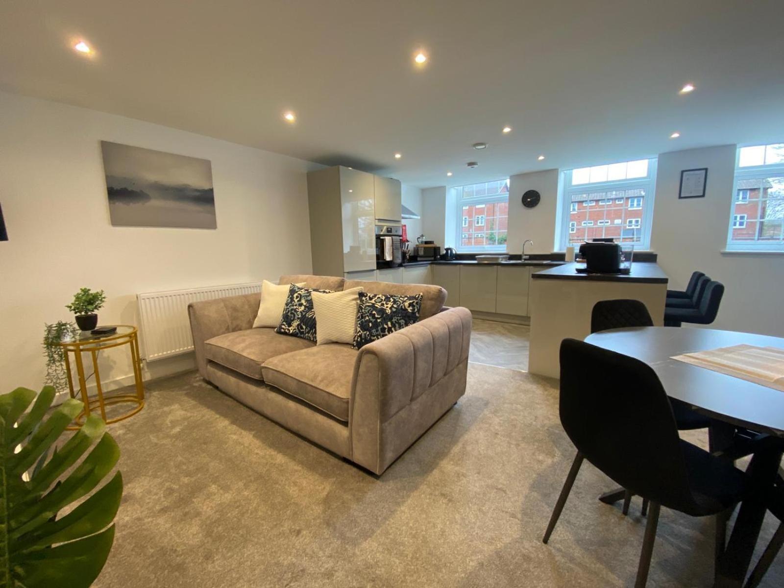 Stylish & Contemporary 2-Bed Townhouse - Parking - Wi-Fi - Netflix Apartment Worksop Exterior foto